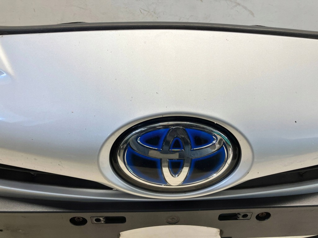 Prius iv комплектний  бампер передній перед без  pdc 1f7 Зі Шроту