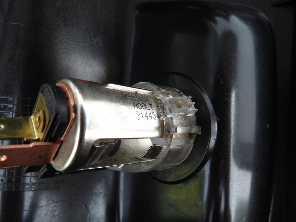 фото №12, Защита корпус задняя туннель среднего разъём 12v volvo s60 iii v60 ii 18-