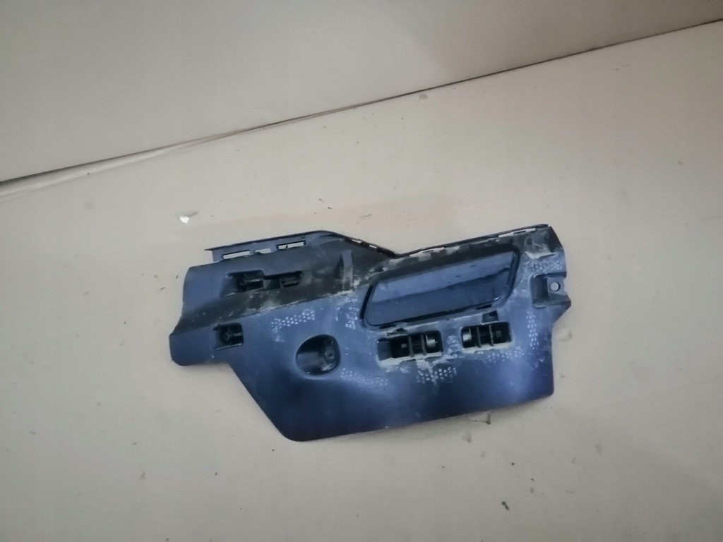 фото №1, Заглушка с кронштейн распылителя левая audi a6 c8