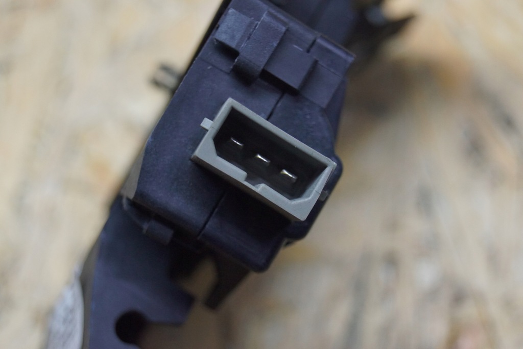 фото №10, Audi a4 b7 замок кришки багажника 4f5827505b