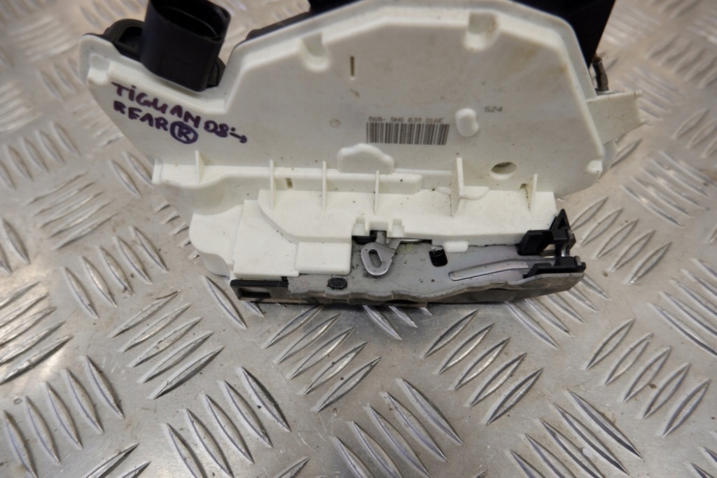 фото №7, Замок задних правых дверь vw tiguan 5n_ 5n0839016e 2.0l дизель 103kw