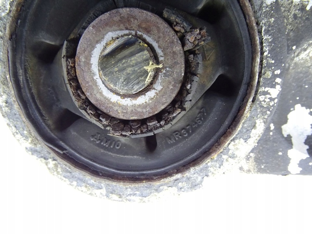 фото №5, Mitsubishi pajero iii 99-06 кронштейн подушка мост задняя