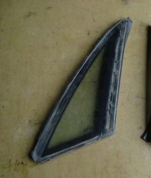 фото №1, Audi a8 d2 права скло бічна малий трикутник задня