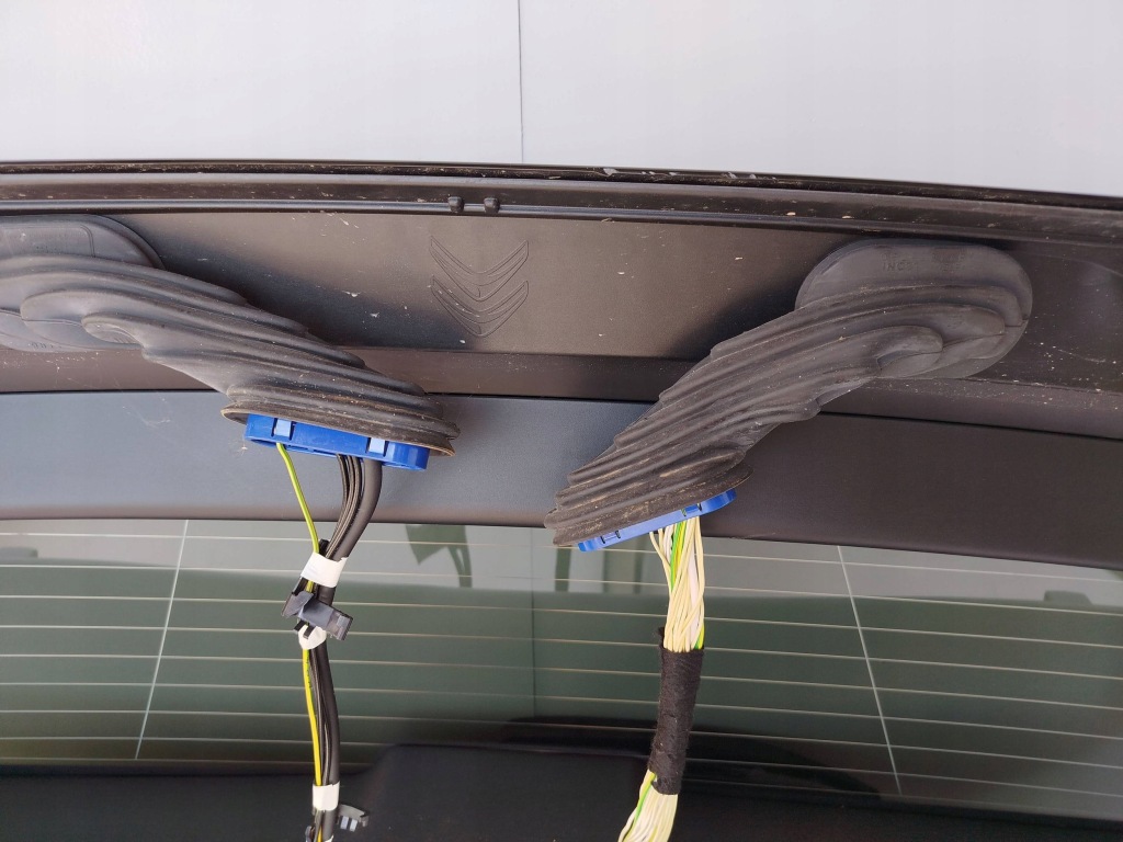 фото №15, Крышка багажника задняя багажника citroen c5 aircross 2022r. с камера поцарапанный козырёк