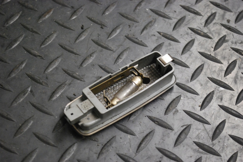 фото №2, Лампа освещение салона audi 8l0947105a