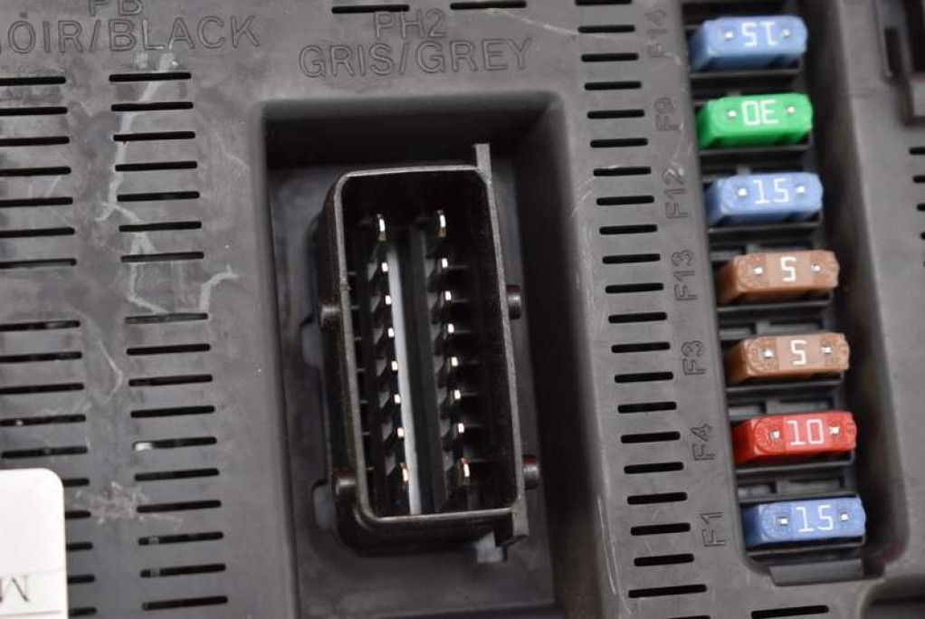 фото №8, Коробка запобіжників bsi 9663798180 peugeot 308 i t7 1.4 vti 95 km 07-11