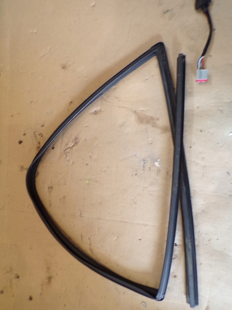 фото №1, Прокладка стекло дверь перед левая fiesta mk8