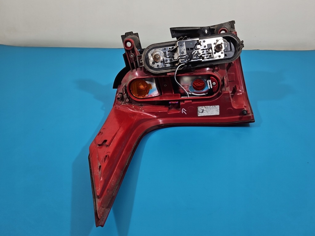 Фара задні права peugeot 5008 1 10r Ціна