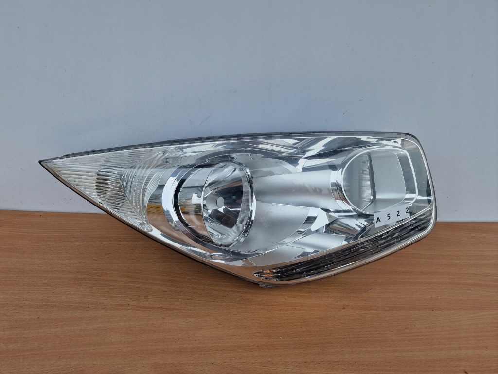 фото №1, Kia venga правая лампа перед фара + колпачки