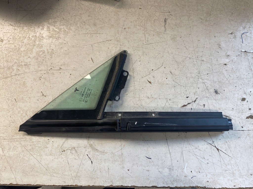 фото №1, Tesla model s стекло боковая треугольное правая