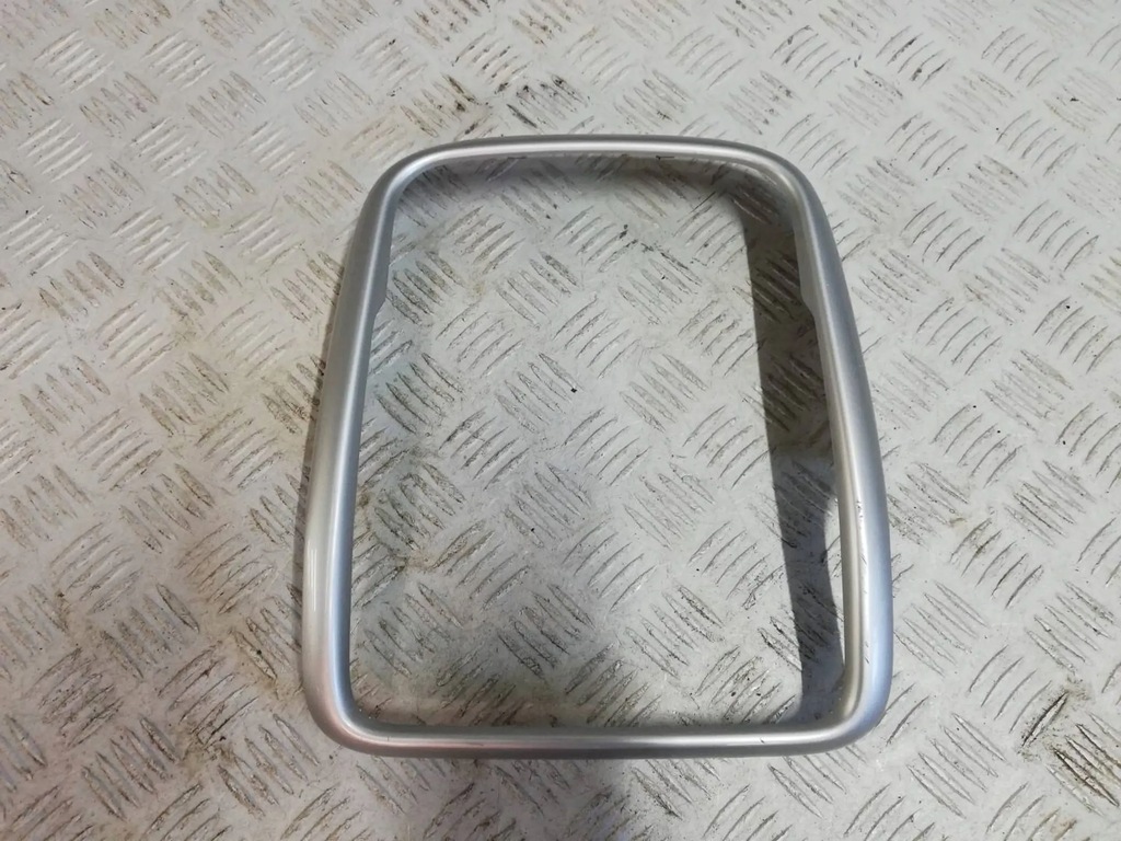 фото №1, Dacia duster i рамка радио серебристая 681041954r