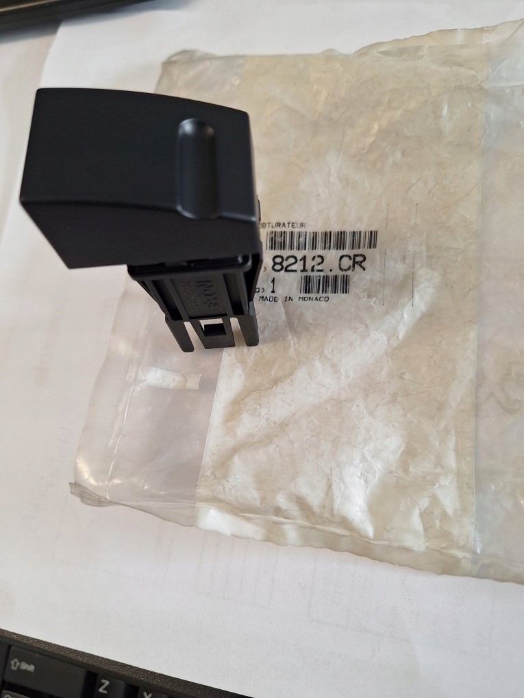 фото №1, Заглушка переключателя peugeot 406 оригинальный номер 8212cr