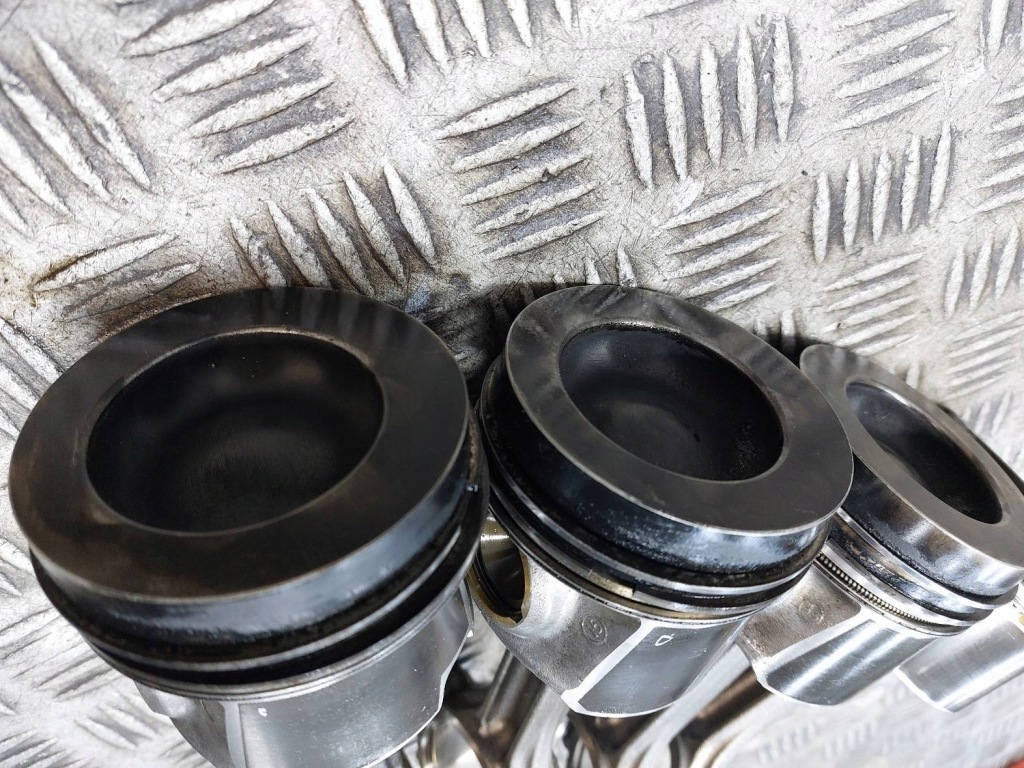 Поршень + шатун za комплект  4szt volkswagen passat b8 lift dfh dfha Зі Шроту