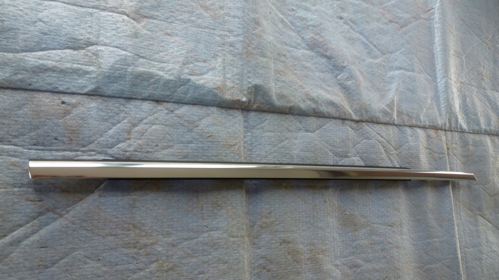 фото №1, Mercedes w213 молдинг уплотнитель перед правый