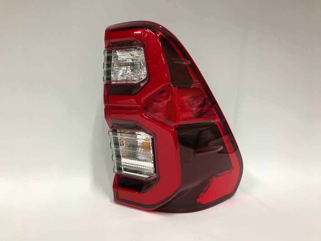 фото №1, Toyota hilux viii lift 20- лампа задняя правая europa ładna!