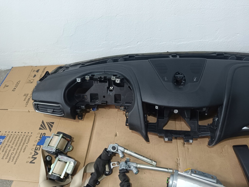 фото №3, Консоль панель приладів ремені подушки безпеки levante