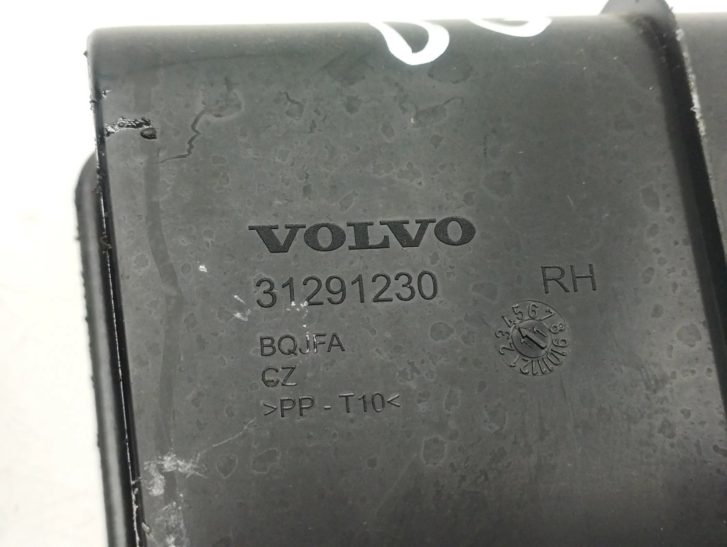 Volvo s60 2012 комплект решётка вентиляционная под бампером задним Киев