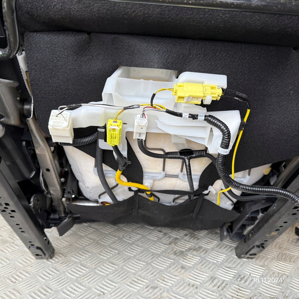 фото №6, Сиденья заднее сиденье полукожа комплект toyota yaris cross