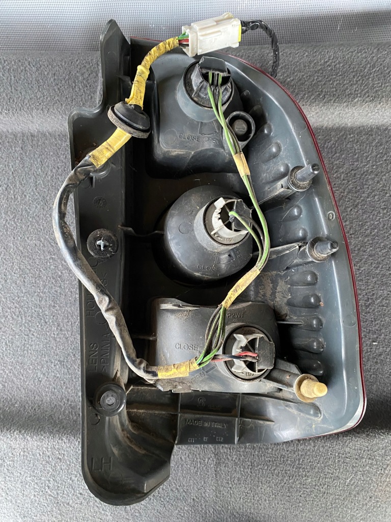 фото №11, Лампа левый задняя mitsubishi space star i lift + вкладыш - mr913173