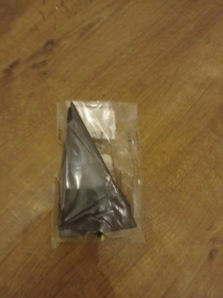 фото №4, Заглушка треугольник дверь правый задняя 6f0839638e arona