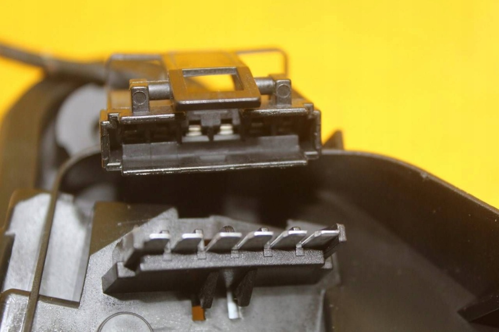 Купити Вкладиш фари ліва задній opel astra h 3d 16139500