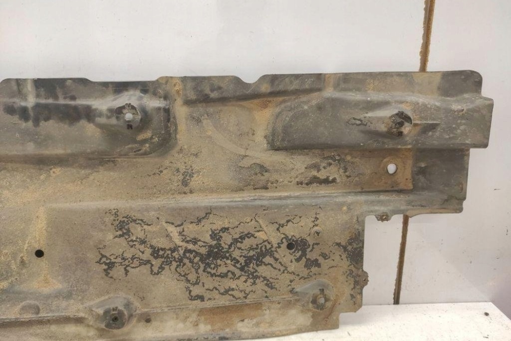 Задняя средняя накладка подвеска audi a3 sportback 8pa 1k0825212k 1.98l с Разборки