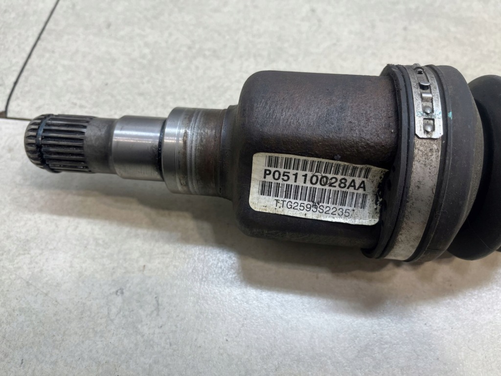 Приводной вал правый  длинная задний  pacifica 3.5 v6 p05110028aa Оригинал