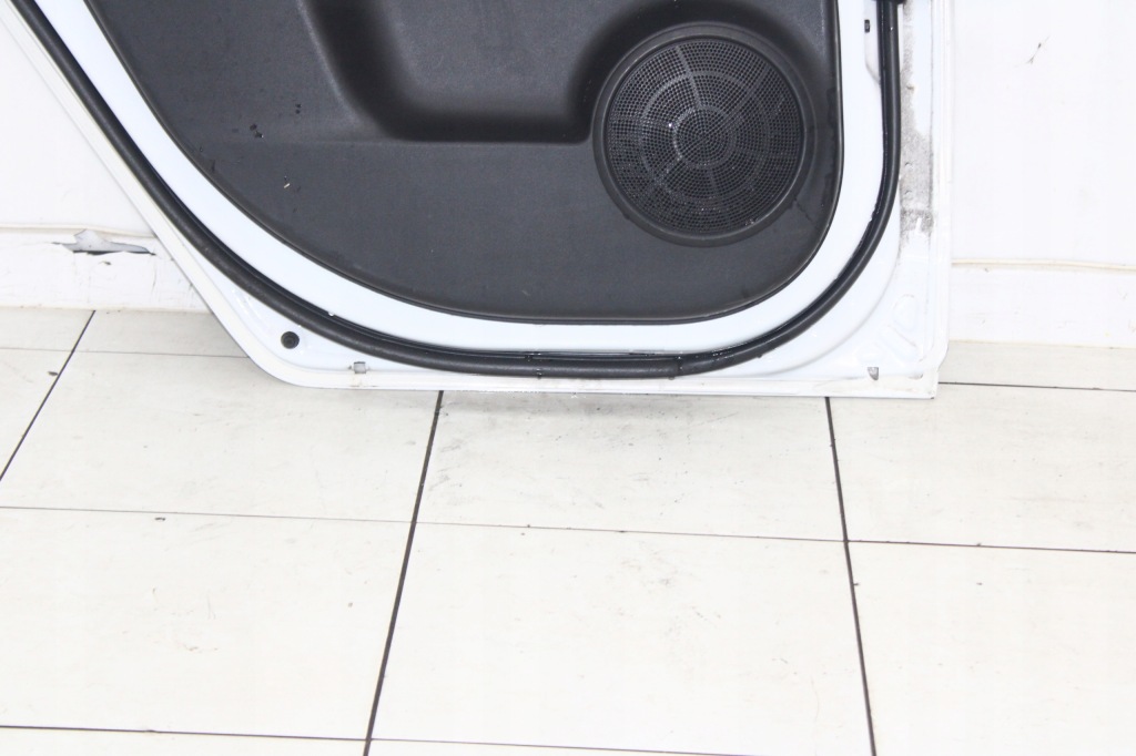 Kia venga 2009r- дверь левая задние левый задний  7f - код лакокрасочного покрытия Киев