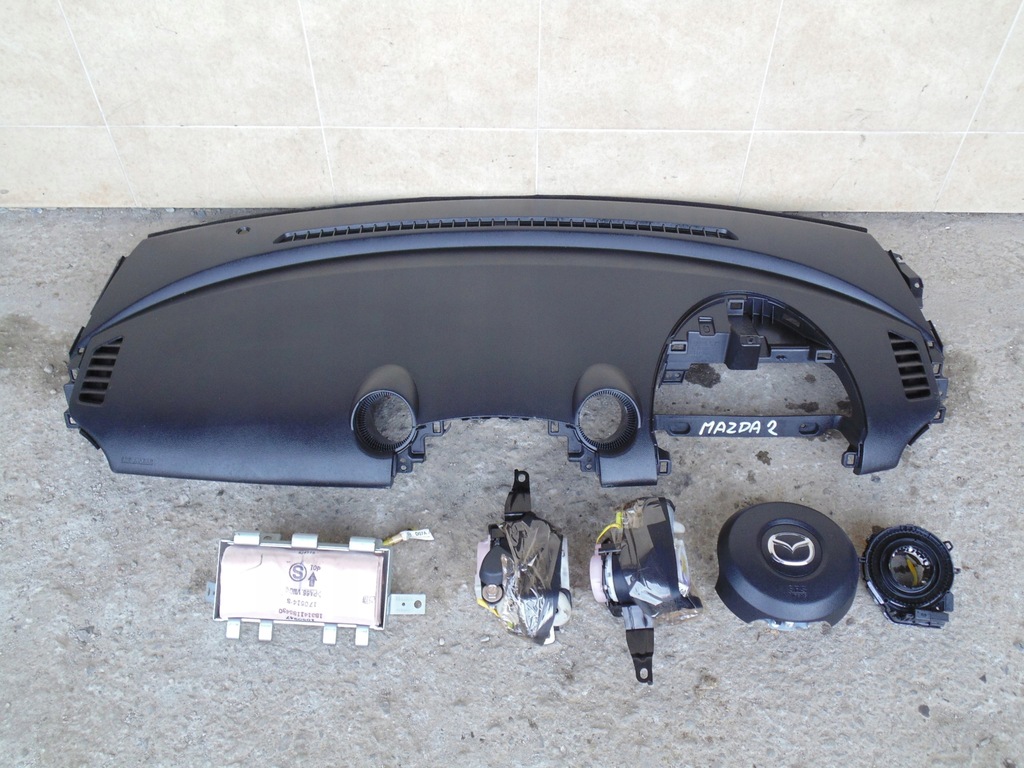 фото №1, Приборная панель консоль подушка безопасности mazda 2 ii 2014 rok. anglik