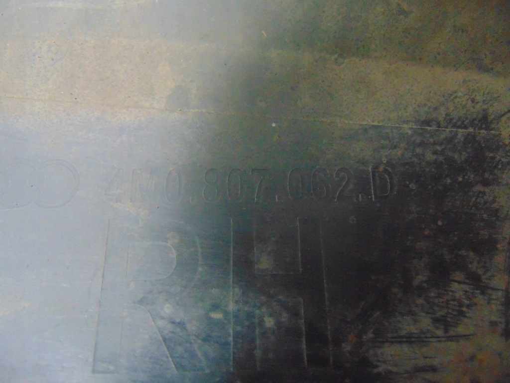 Молдинг бампера накладка права audi q7 4m0807062d Зі Шроту