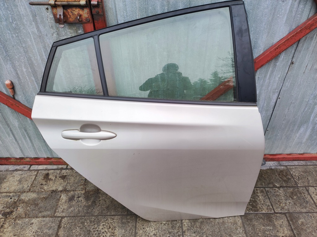 фото №1, Двері праве задня задні toyota prius iv - poznan