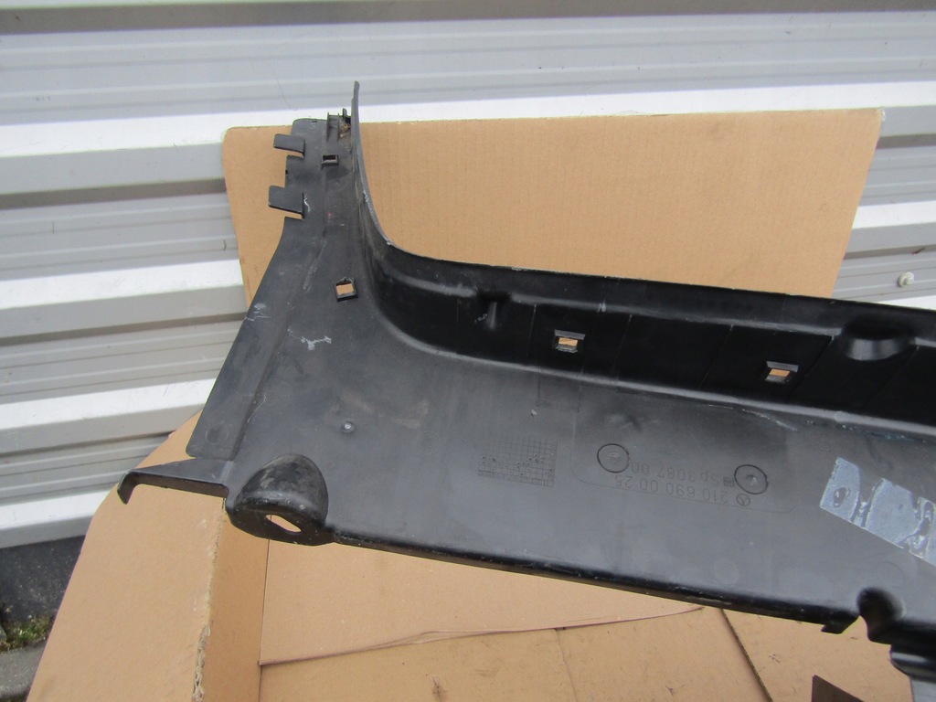 фото №12, 3 mercedes w210 98' sedan пластик захист поперечина заднього замка багажника