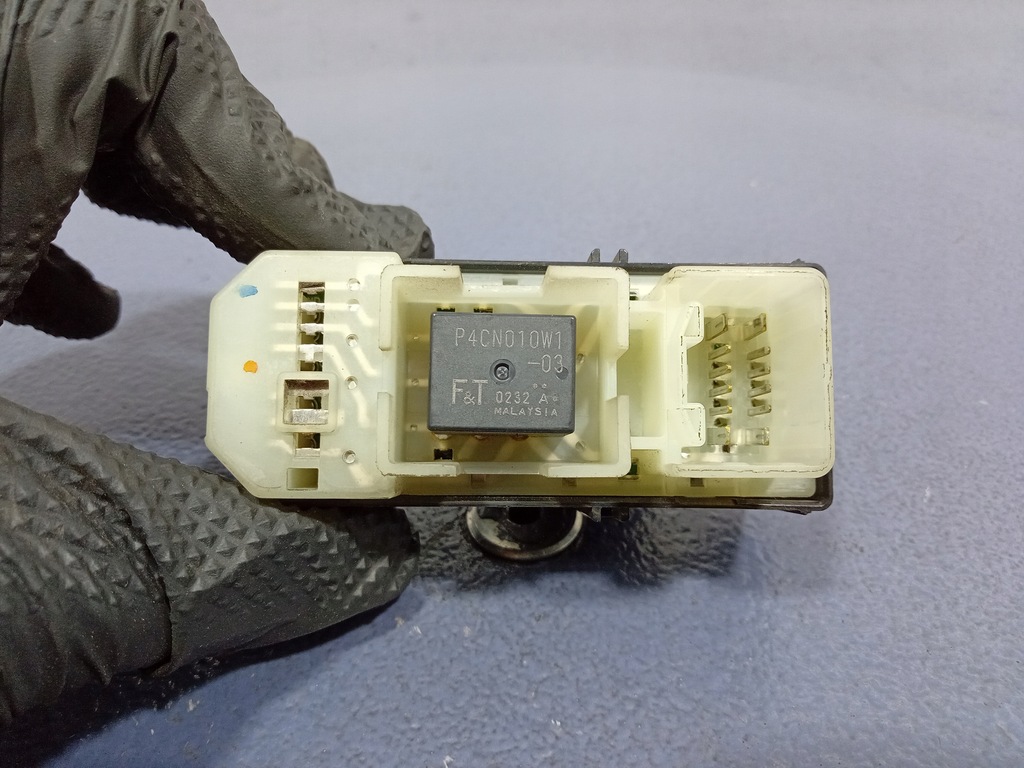 фото №5, Toyota avensis verso кнопка стекло перед правый 84030-44020