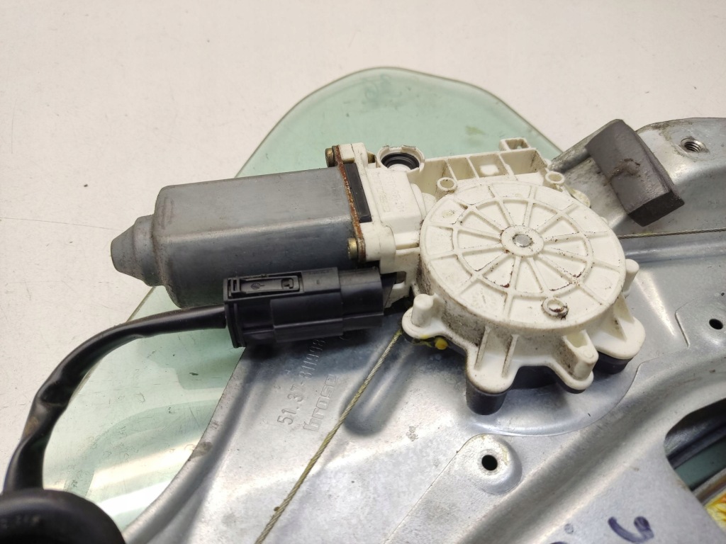 Bmw 3 e36 1995 підйомник скло задній 81199869 Зі Шроту