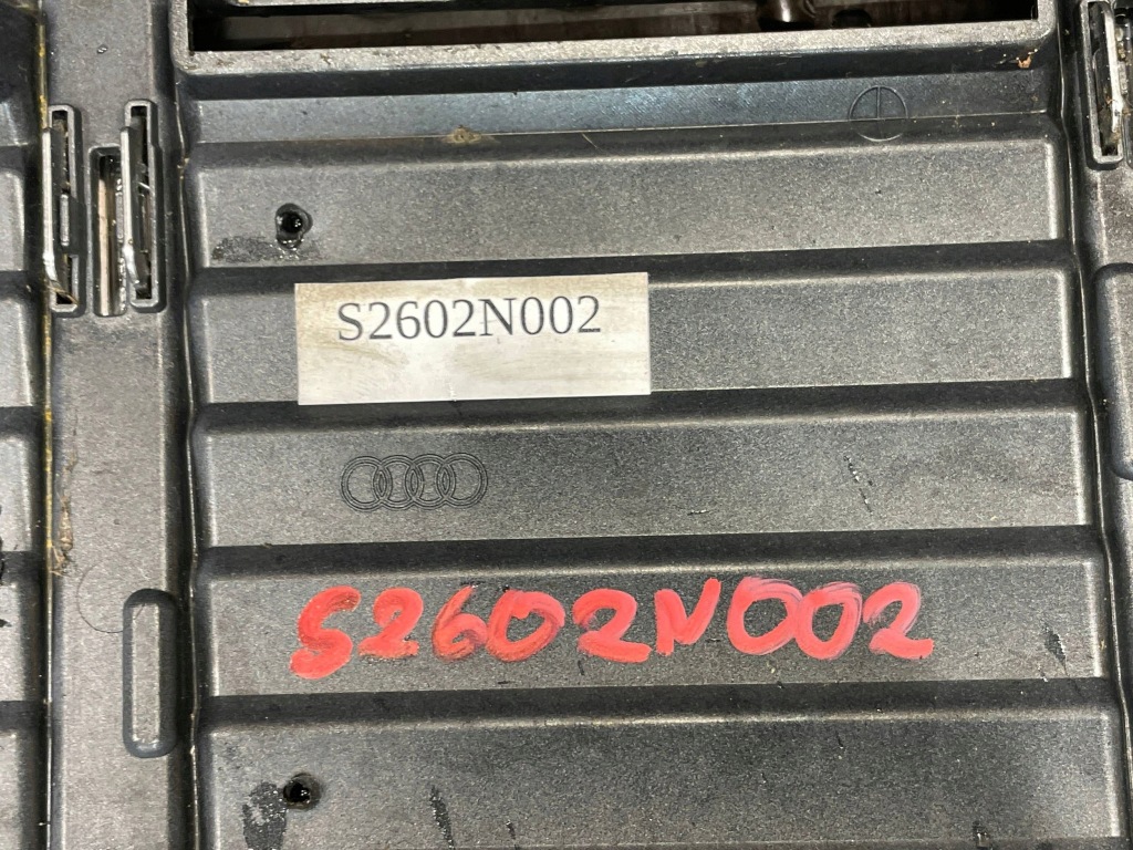 Audi e-tron 4ke 18-22 решітка  решітка радіатора решітка середня бампера перед передня в Україні