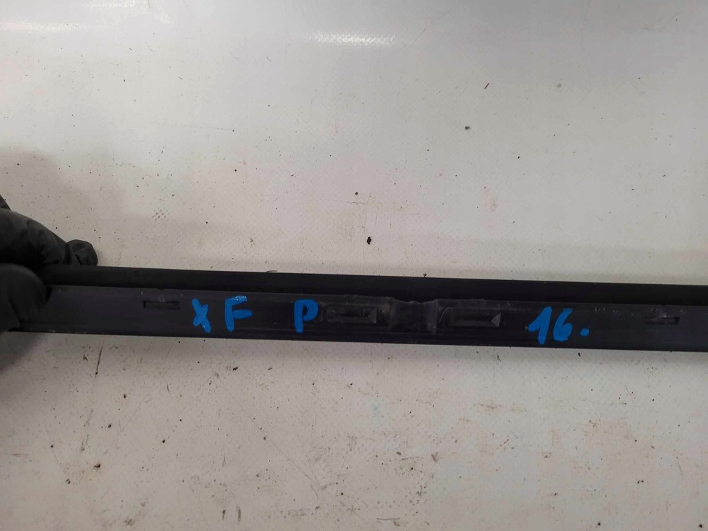 фото №5, Молдинг стекло перед правая jaguar xf r x260 2016