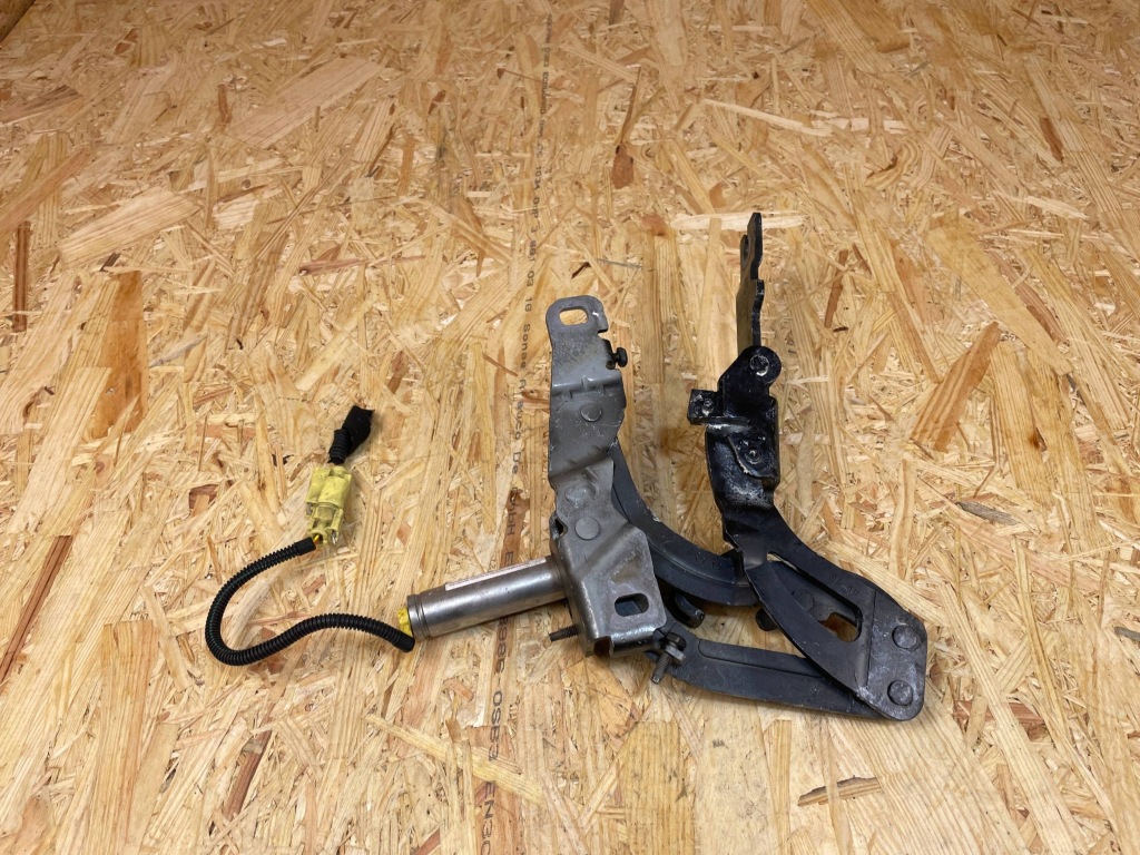 Петля капота пиротехнический пиропатрон правый  peugeot rcz ym17340080 2010- Недорого