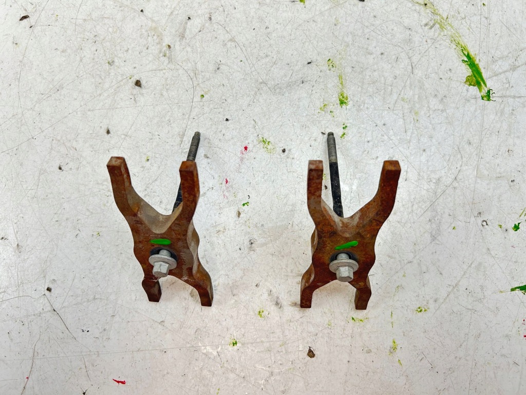 2011 citroen jumper кронштейн форсунки Недорого