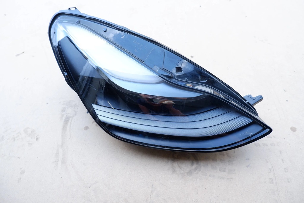 фото №13, Tesla y лампа правий перед