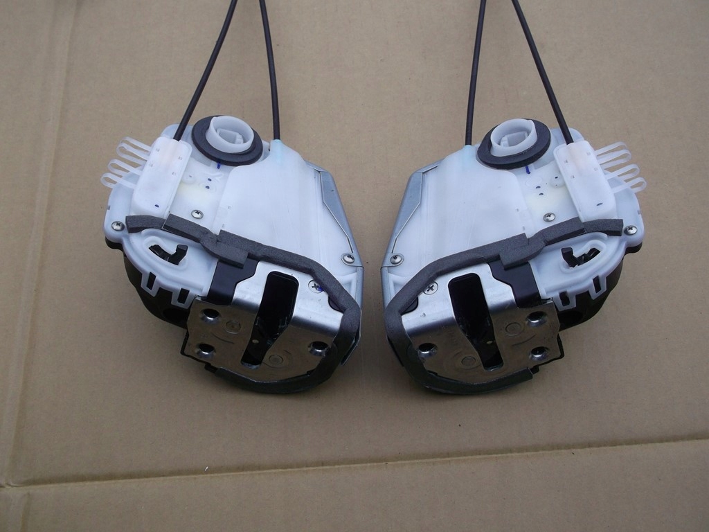 фото №3, Toyota prius iv замок двері задня