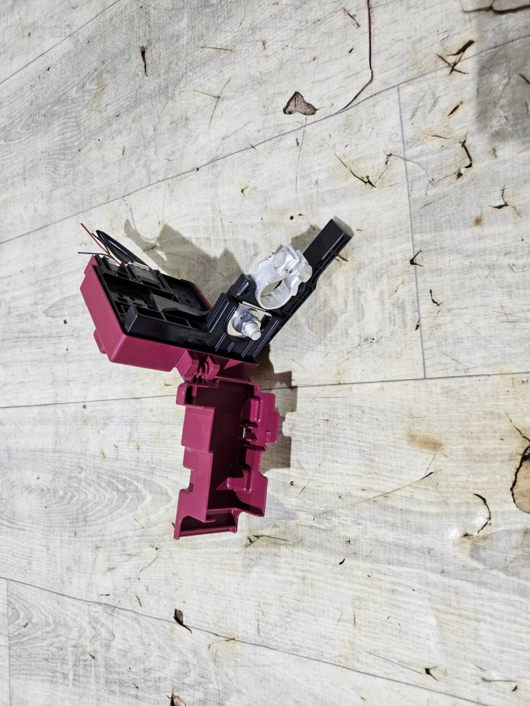 фото №2, Toyota yaris cross клемма plus предохранитель