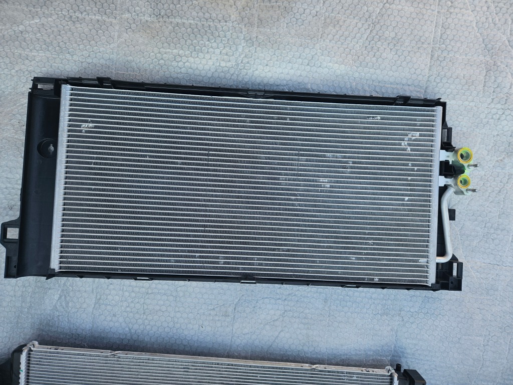 Volvo xc40 радіатор води кондиціонера накладка 32339603 32249884 p31686548 Київ