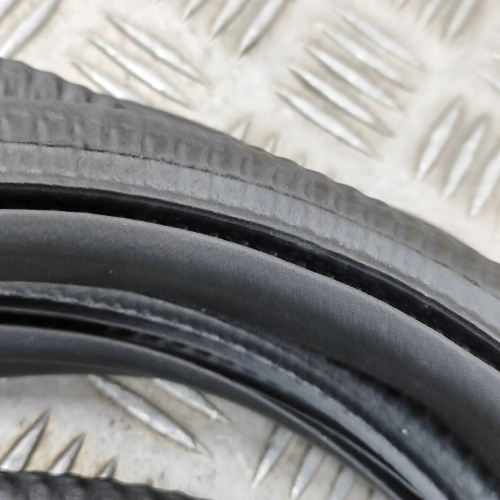 фото №7, Porsche panamera 971 2018 правая сторона резиновый прокладка дверь задних