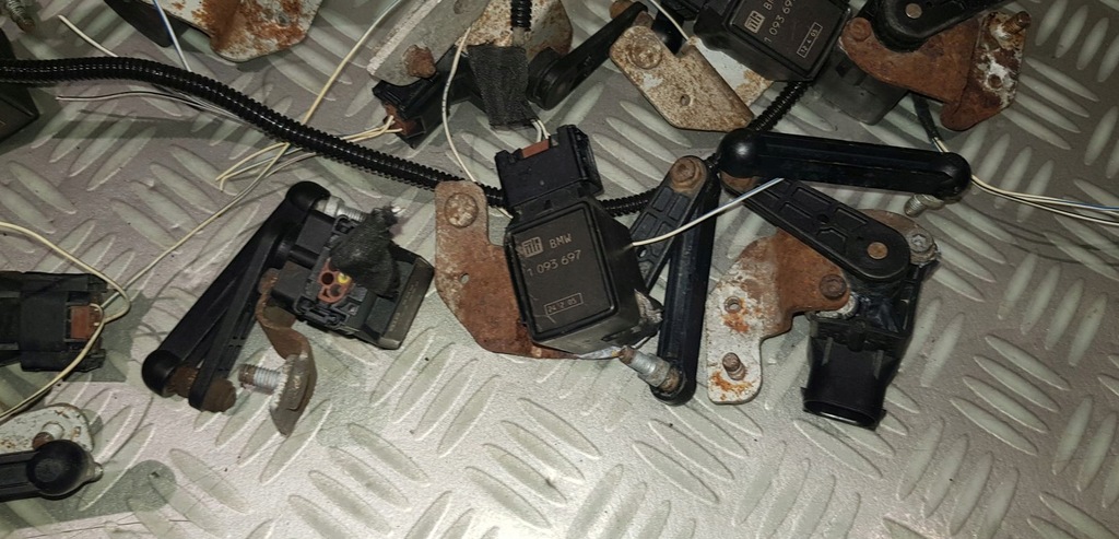 фото №13, Bmw e60 e61 e63 датчик рівня лампа вирівнювання світла лівий задня 1093697