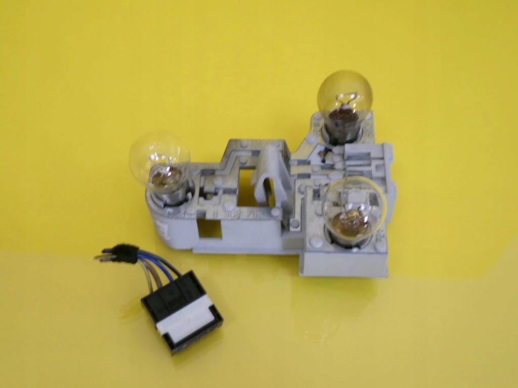 Вкладиш лампи правий задній bmw 3 e46 8368762 nr825 в Україні