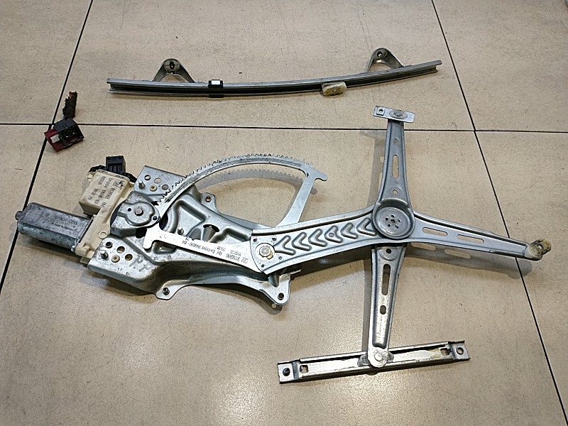 фото №1, Підйомник скло напрямна правий перед signum