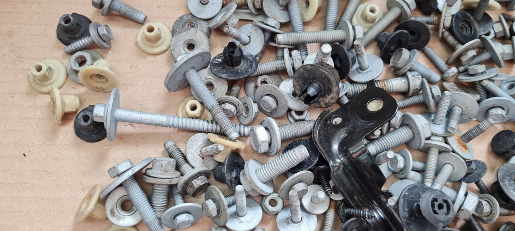 Купити Jeep grand cherokee wl 2022 гвинтики болти передній поперечина крила капот pxj