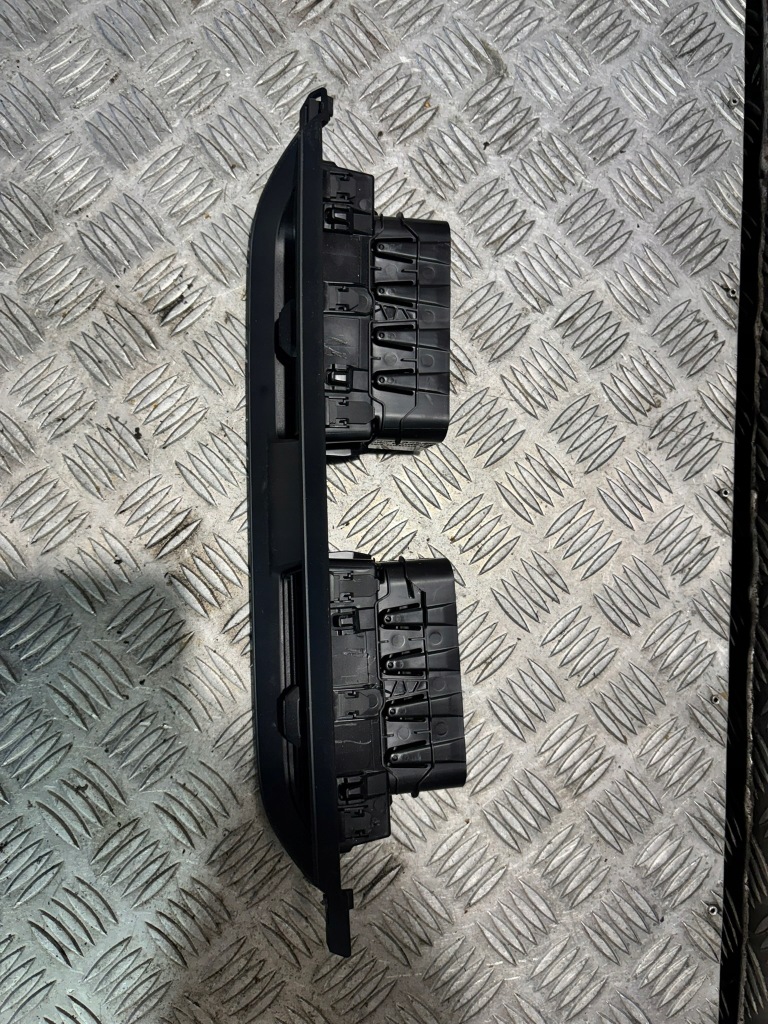 Решітка обдув перед renault express 687608243r вентиляції Оригінал