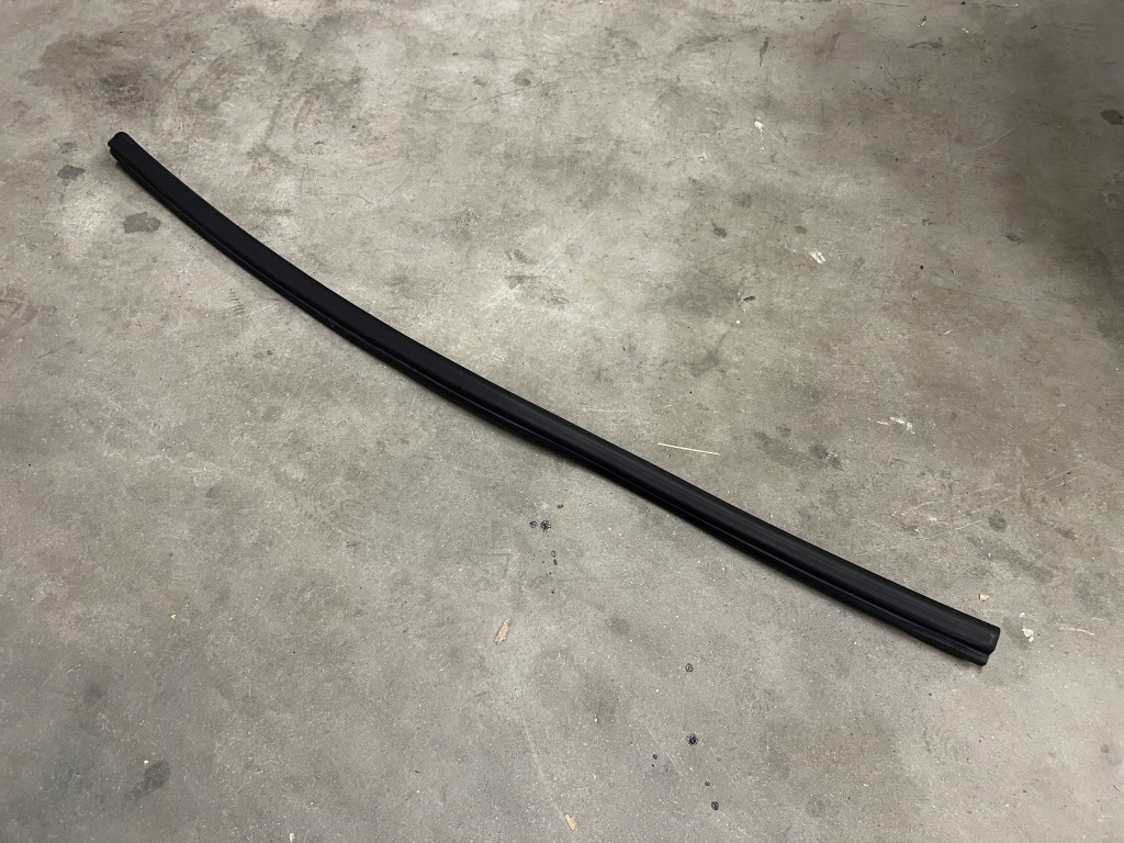 фото №1, Прокладка капот крышки двигателя peugeot 2008 ii