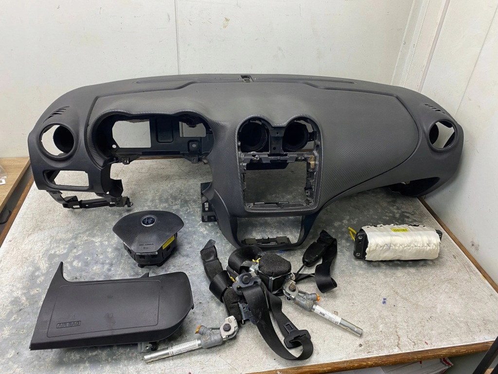 Купить Alfa romeo mito приборная панель панель  napinasz подушка подушка безопасности ремни европа